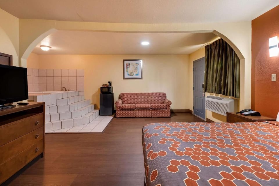 Honeymoon Room, 1 King Bed, Jetted Tub | Free WiFi, bed sheets