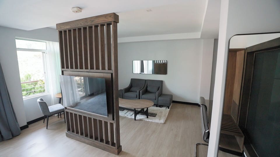 Signature Suite | Minibar, in-room safe, desk, blackout drapes