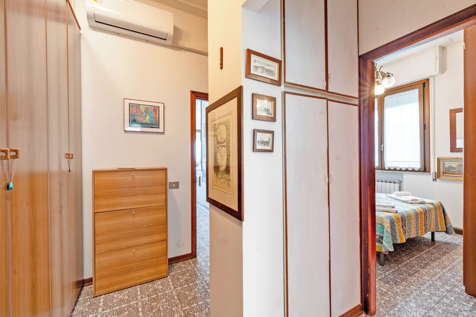 Common area (corridors, hall)