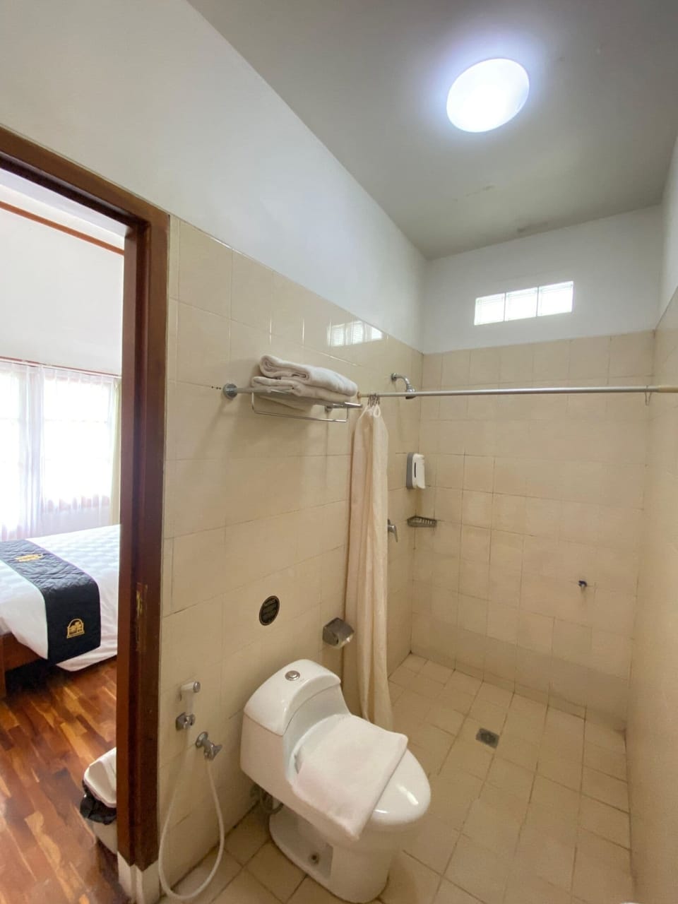 Executive Room, 1 Queen Bed | Bathroom | Shower, free toiletries, slippers, soap