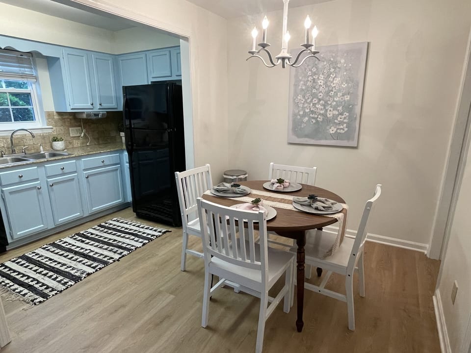 Open kitchen/dining plan