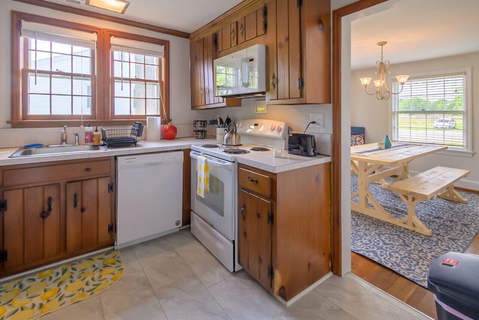 Full kitchen