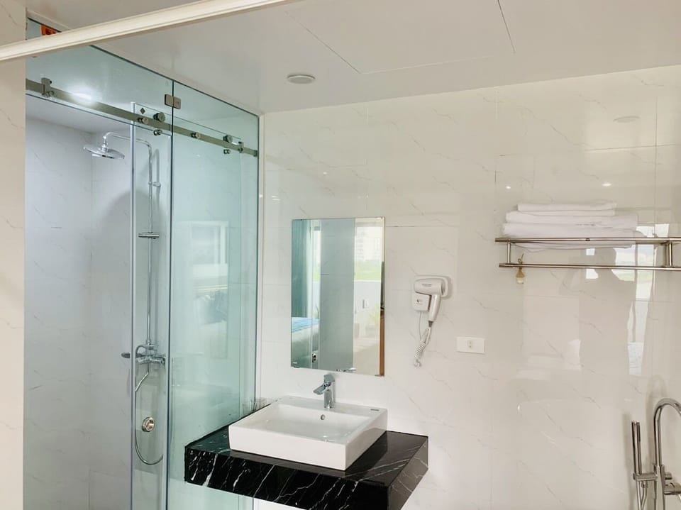 Deluxe Double Room Single Use | Bathroom | Free toiletries, hair dryer, slippers