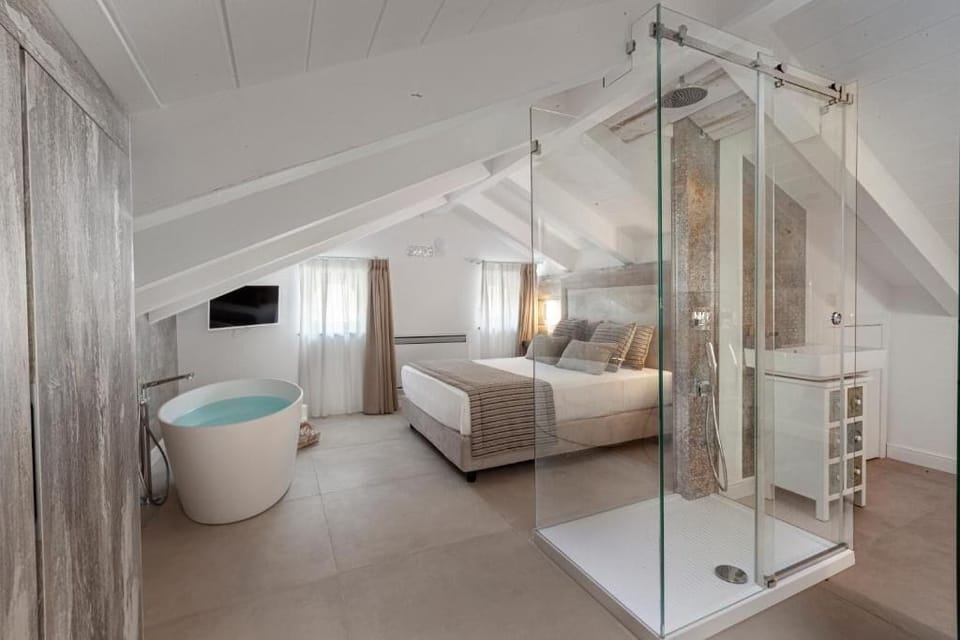 Classic Suite | Egyptian cotton sheets, premium bedding, minibar, in-room safe