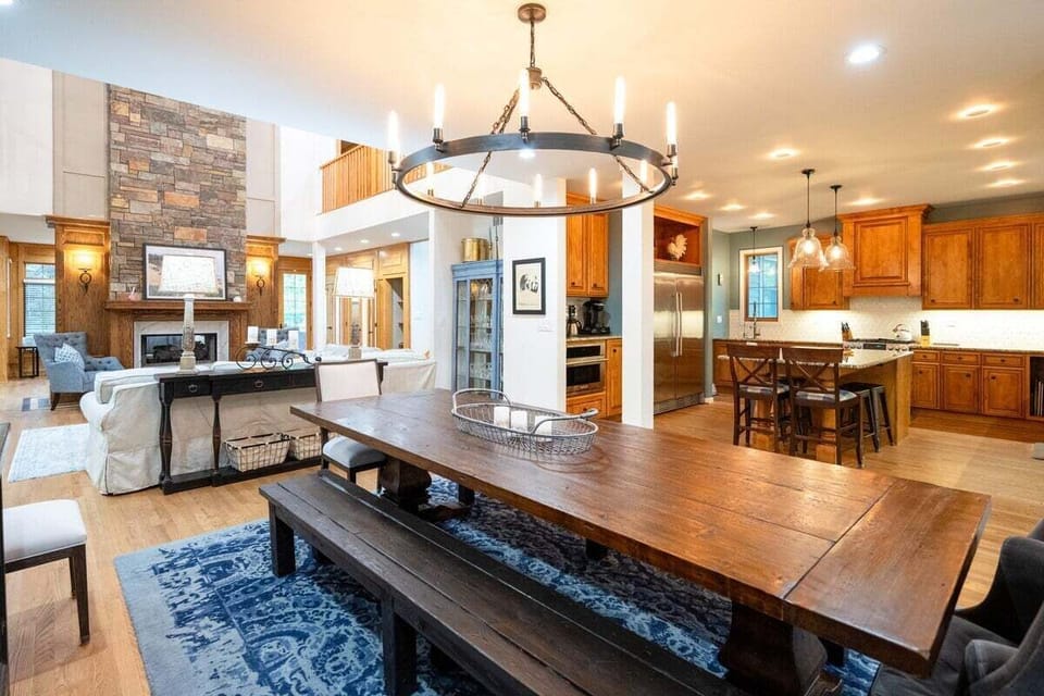Dining Area with Plenty of Seating
