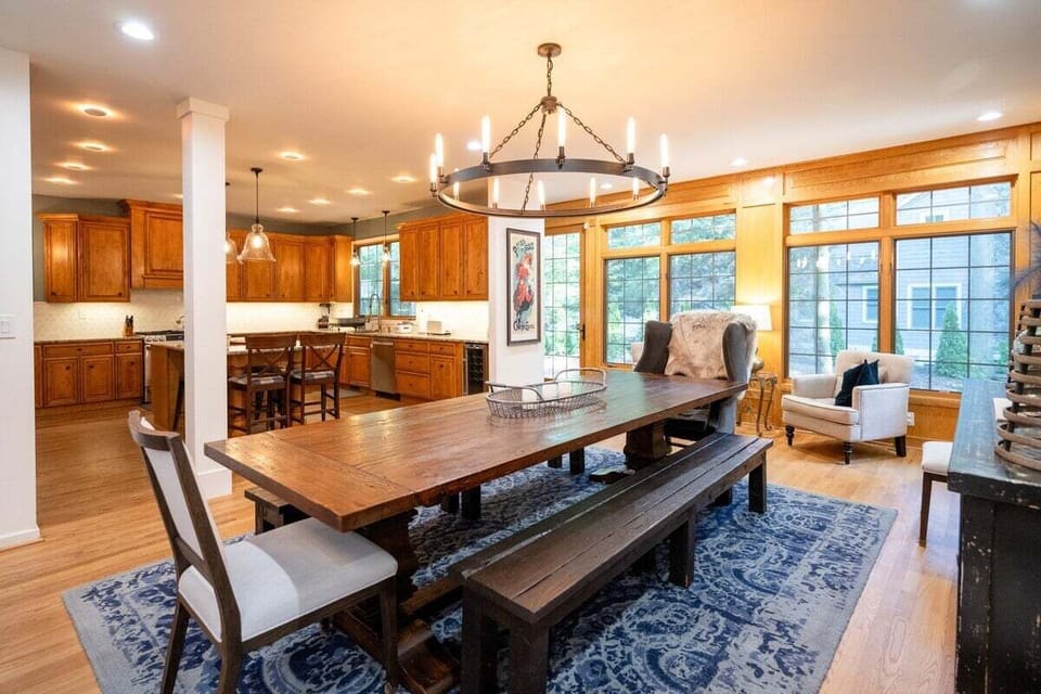 Dining Area with Plenty of Seating