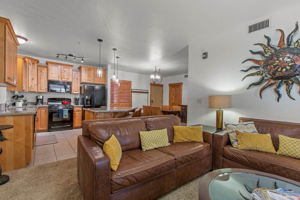 Bear Hollow Lodges 4205 Living room with gas fireplace and patio access