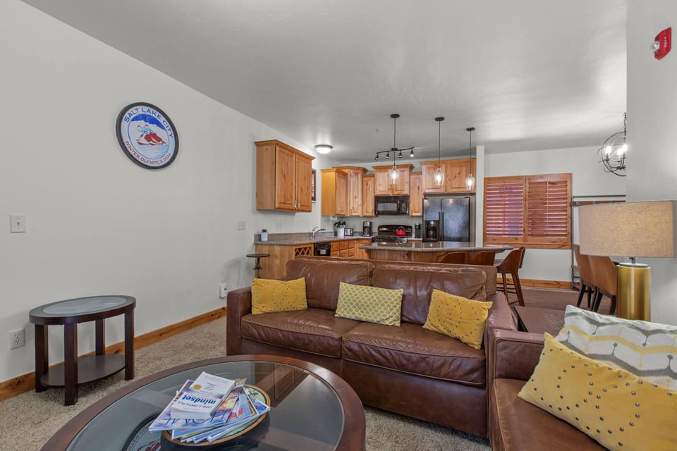 Bear Hollow Lodges 4205 Living room with gas fireplace and patio access