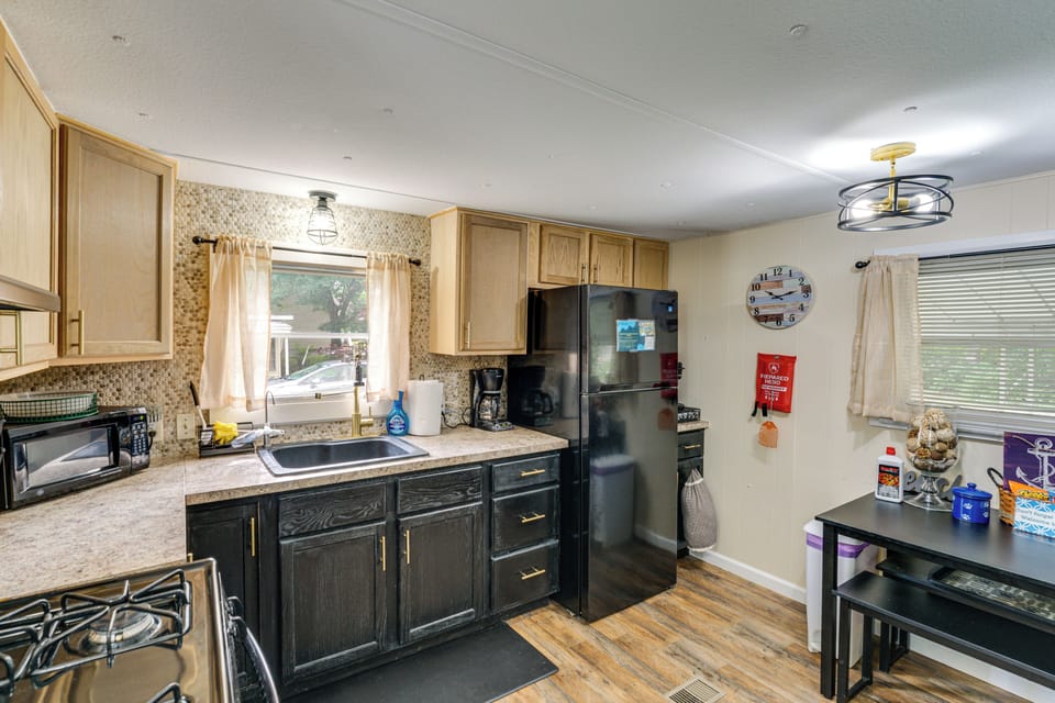 Kitchen | Cooking Basics | Crockpot | Paper Towels/Trash Bags Provided