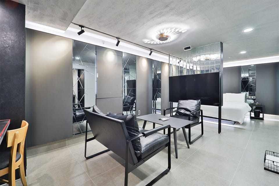 Royal Suite | Living area | 70-inch Smart TV with cable channels, TV, Netflix