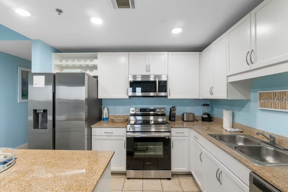 Fully Stocked Kitchen with Lake Views, Light Show Views and Island Bar Seating