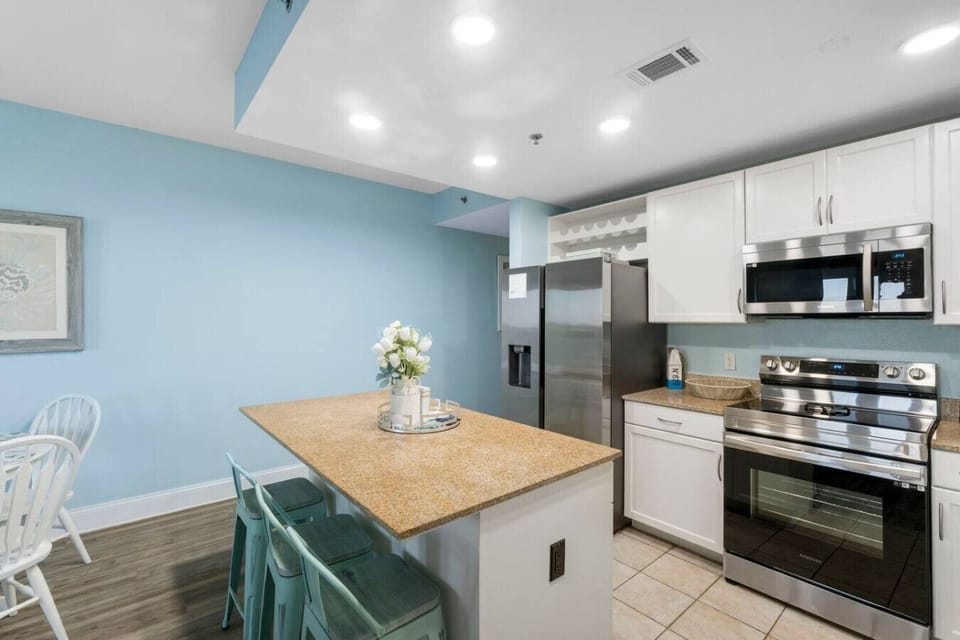 Fully Stocked Kitchen with Lake Views, Light Show Views and Island Bar Seating