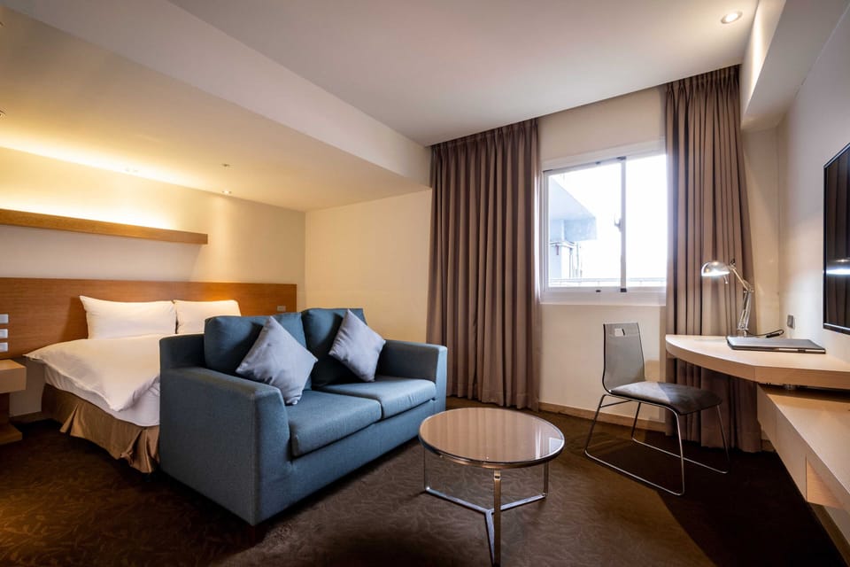 Deluxe Suite with Tub | In-room safe, desk, iron/ironing board, free WiFi