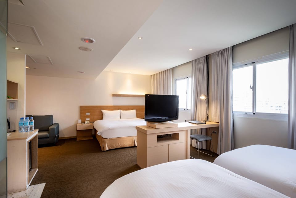 Beacon Family Suite | In-room safe, desk, iron/ironing board, free WiFi