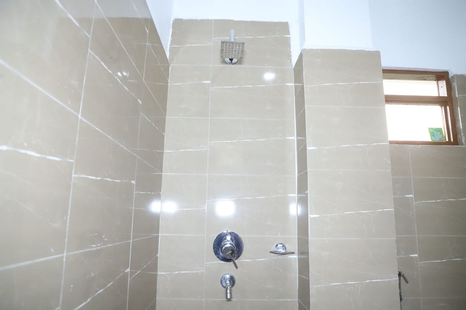 Shower, rainfall showerhead, free toiletries, slippers