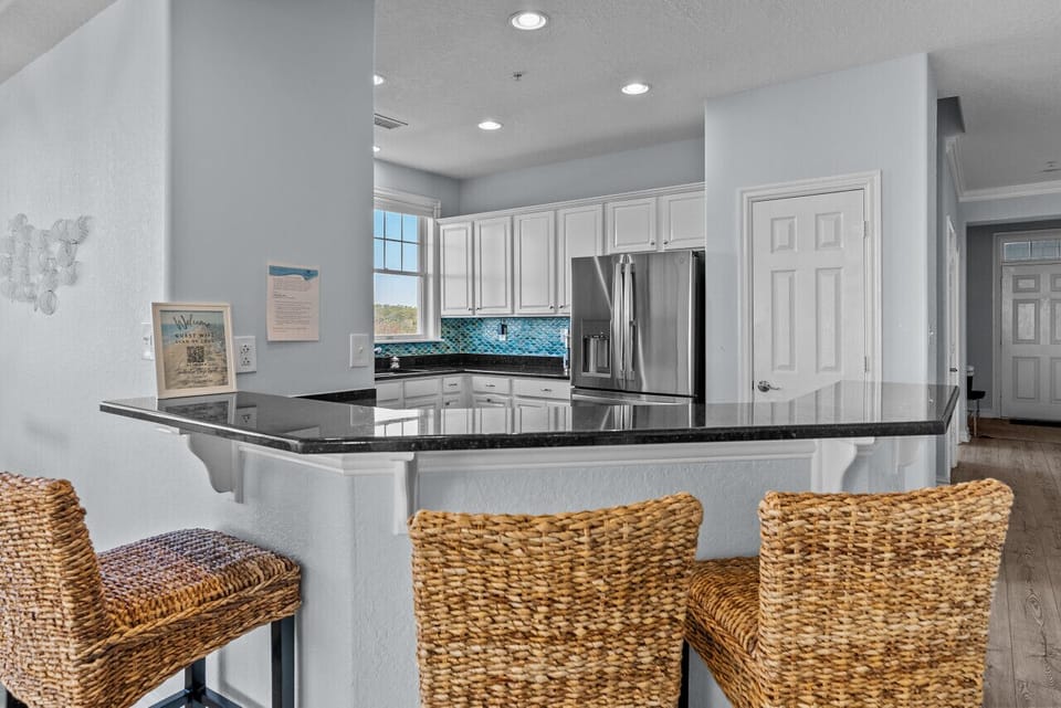 Cozy countertop for small gatherings and early mornings, or preparation for each memories to be shared.