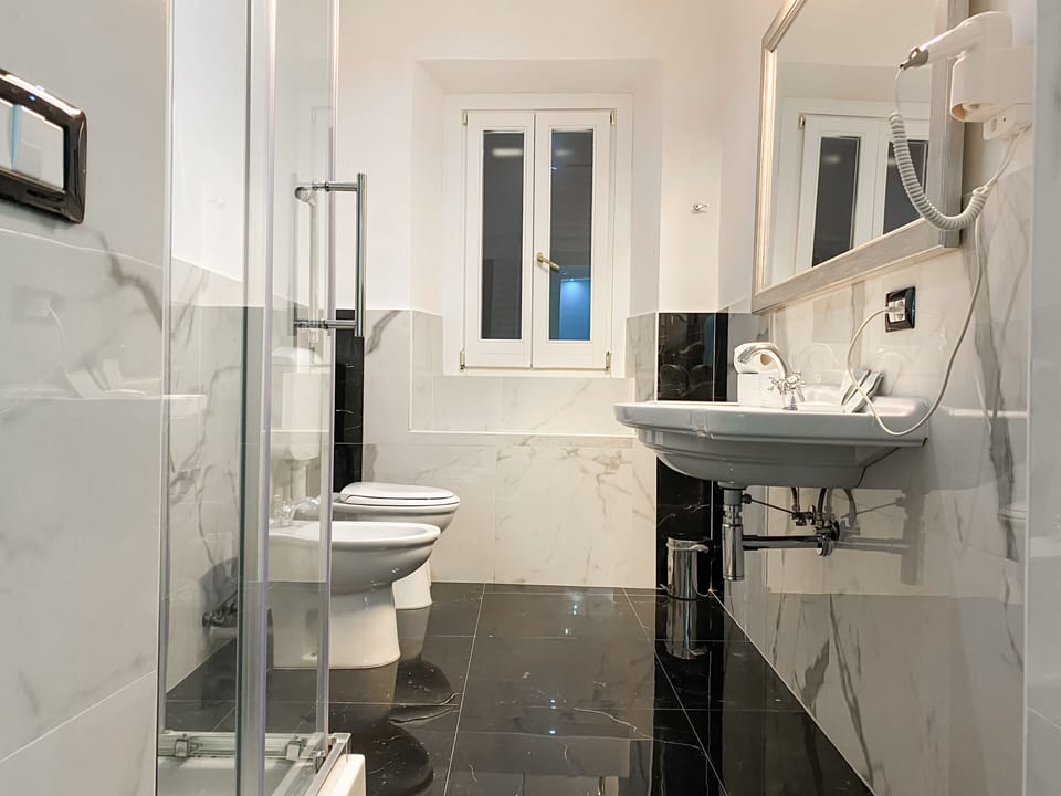 Suite | Bathroom | Shower, hair dryer, bidet, towels