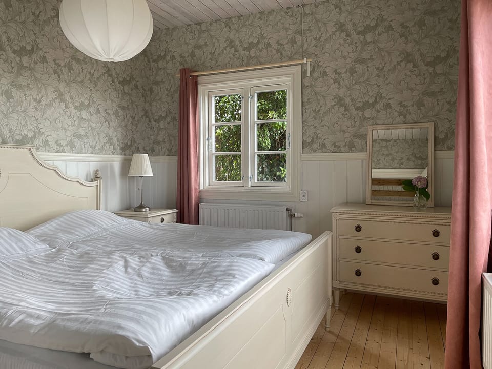 Romantic House | 3 bedrooms, soundproofing, iron/ironing board, free WiFi
