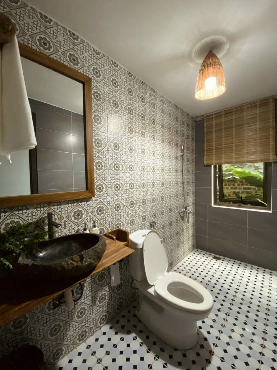 Shower, rainfall showerhead, free toiletries, hair dryer