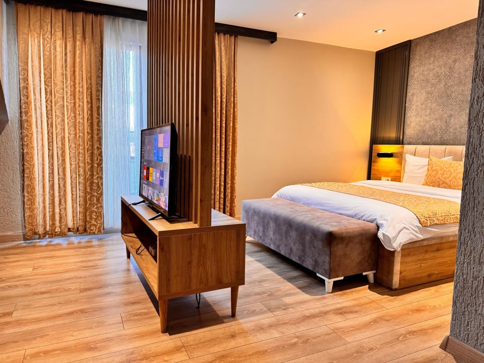 Deluxe Room, 1 Queen Bed, Non Smoking, City View | Egyptian cotton sheets, premium bedding, in-room safe
