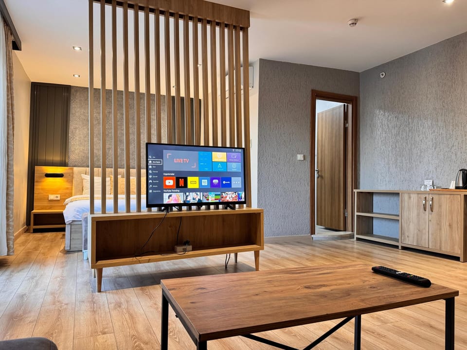 Deluxe Room, 1 Queen Bed, Non Smoking, City View | Egyptian cotton sheets, premium bedding, in-room safe