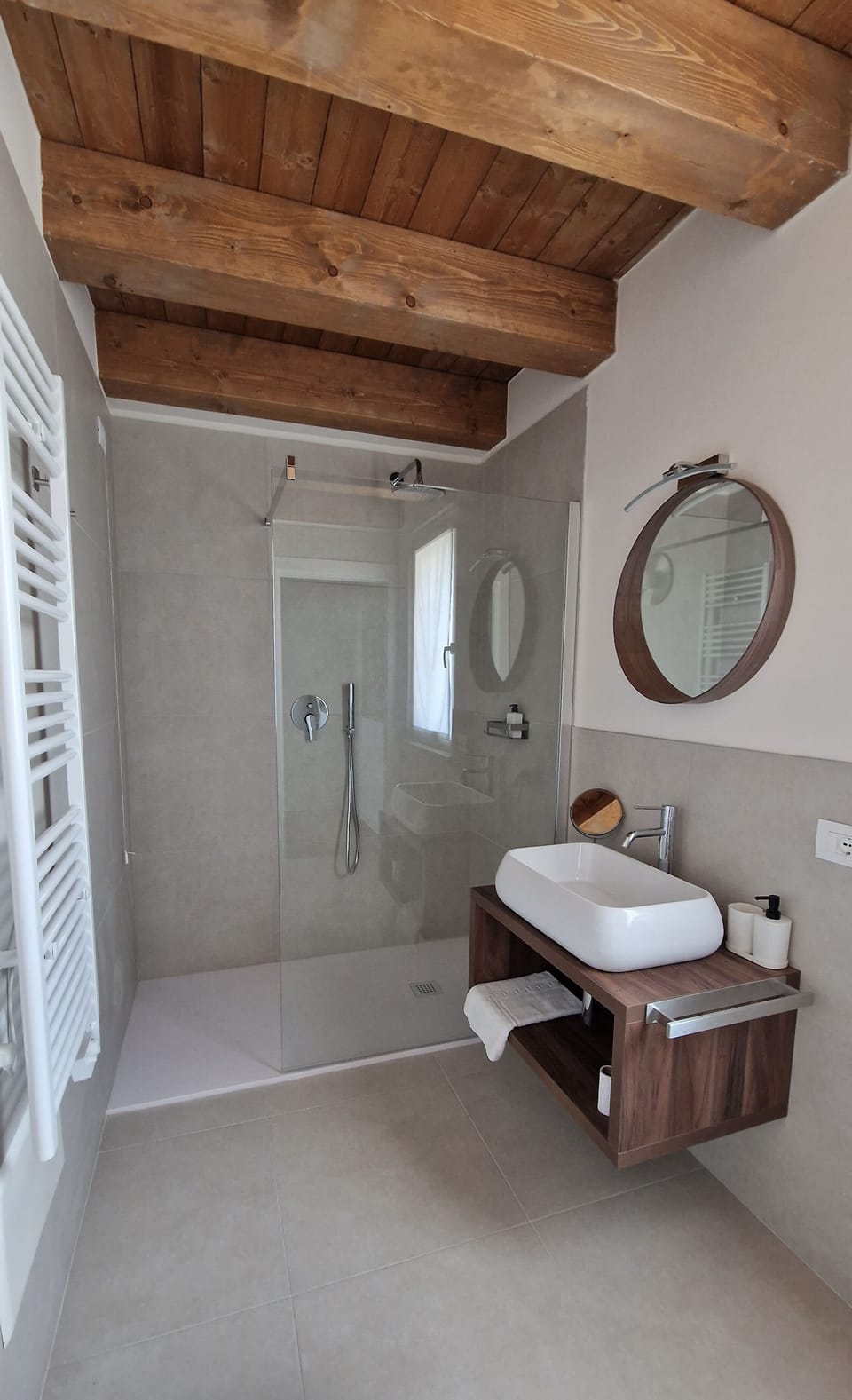 Deluxe Double or Twin Room | Bathroom | Shower, rainfall showerhead, free toiletries, hair dryer