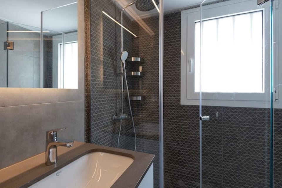 Fully-renovated (May2023) bathroom