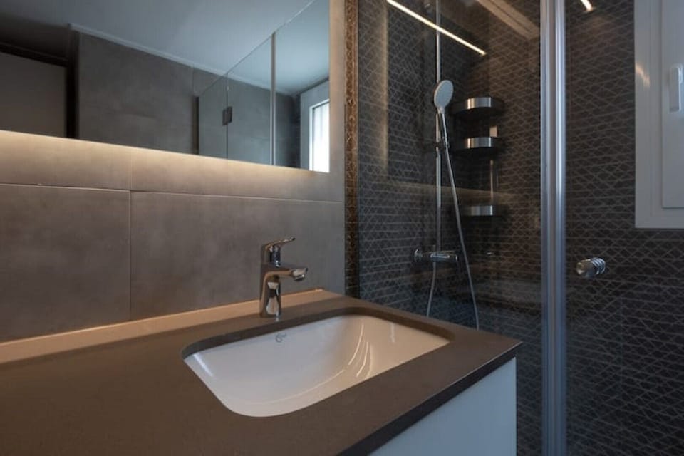 Fully-renovated (May2023) bathroom