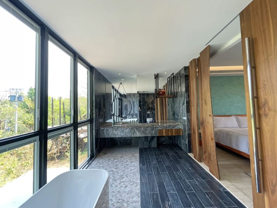 Grand Villa | Bathroom | Separate tub and shower, hair dryer, towels, shampoo
