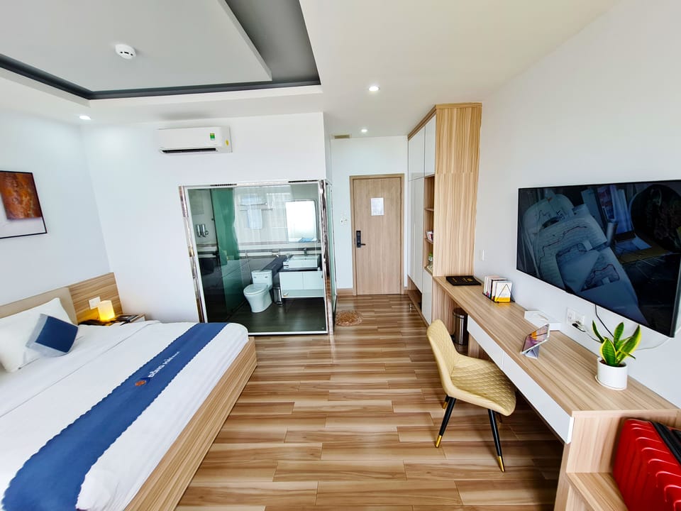 Deluxe Double Room | Bathroom | Shower, rainfall showerhead, hair dryer, slippers