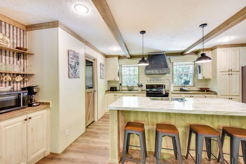 Kitchen | Equipped w/ Cooking Essentials