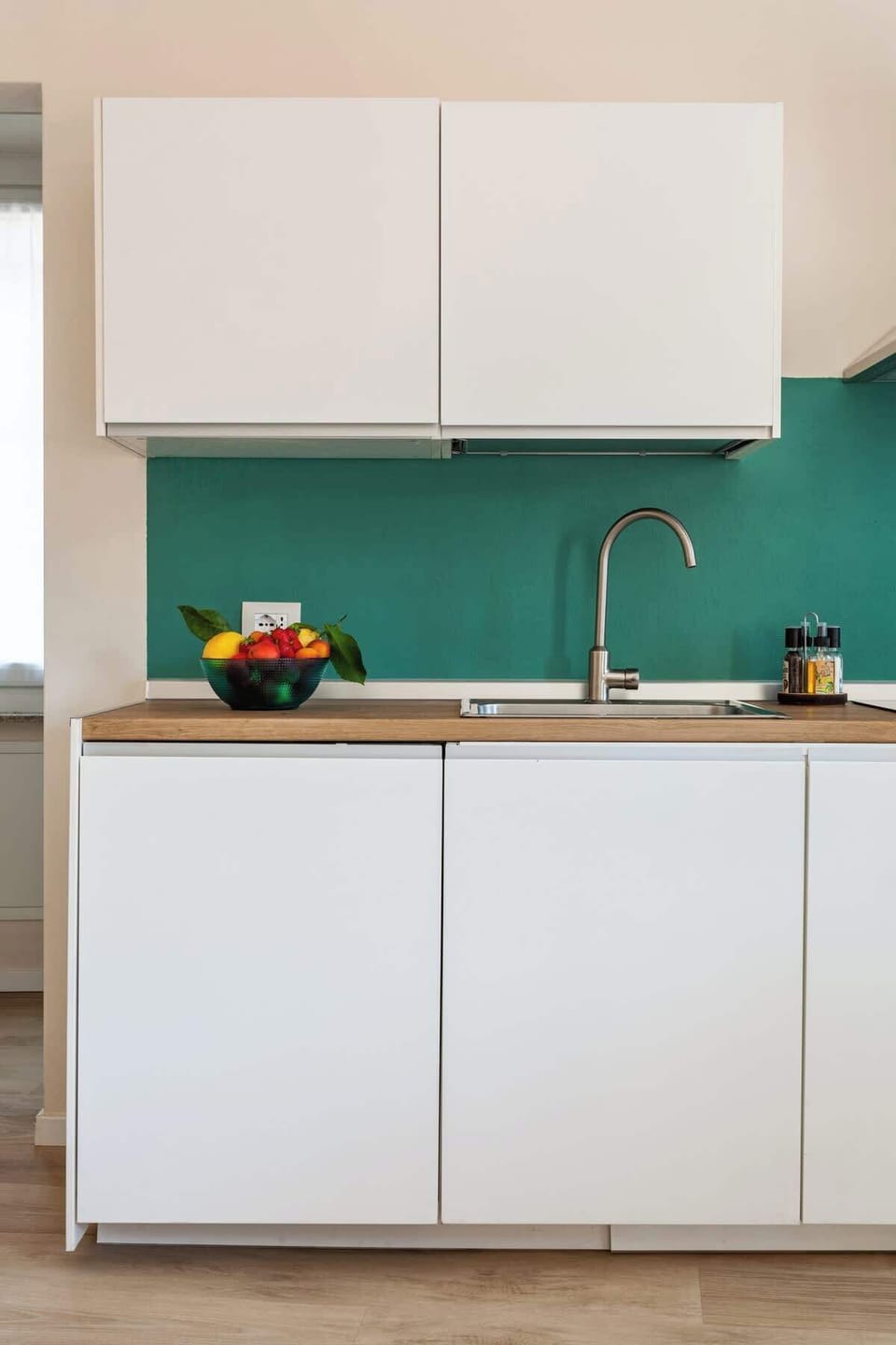 cucina dotata di lavastoviglie