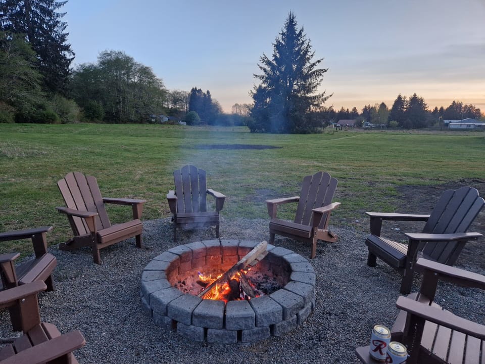Make S´mores, have a cold one and relax! We provide firewood and kindling...