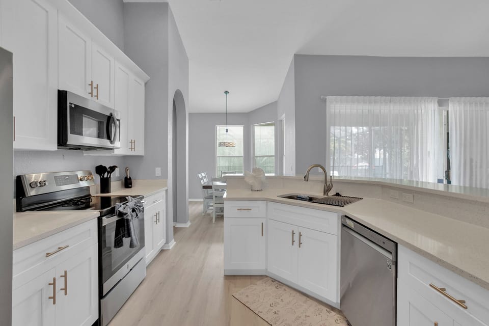 Fully Equipped Kitchen-4 Counter Stools