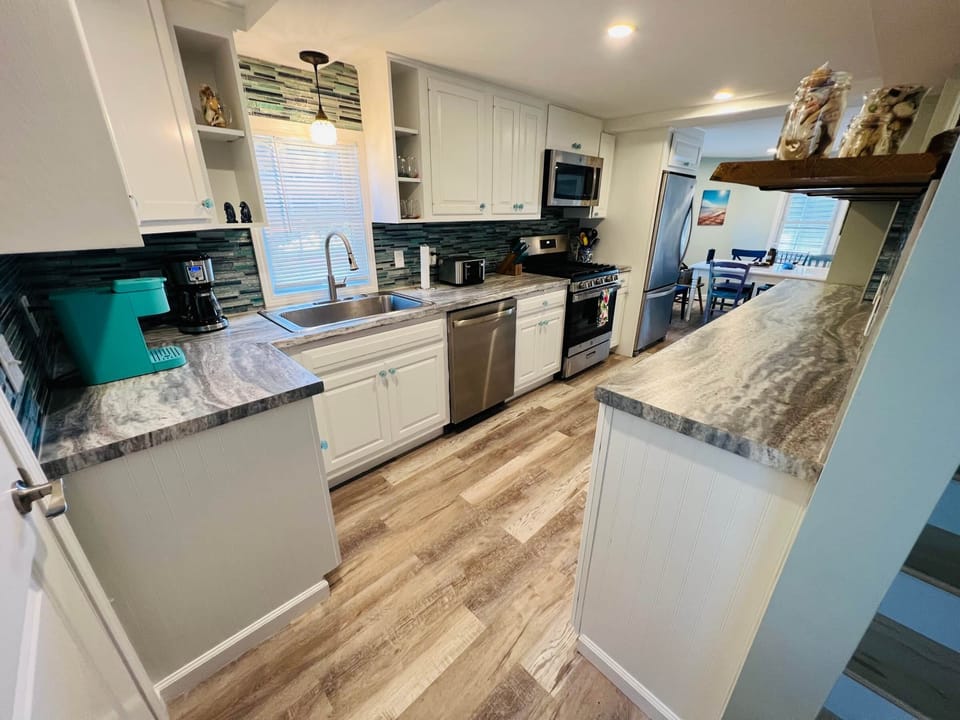 Fully stocked kitchen (1)
