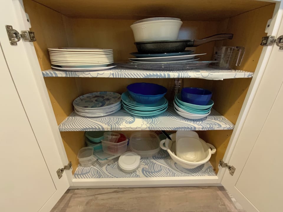 Fully stocked kitchen (2)