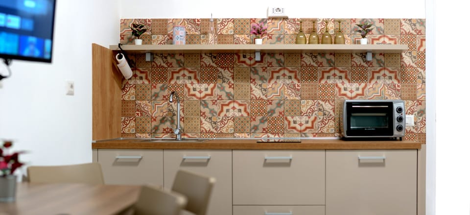 Traditional Apartment | Private kitchen | Full-size fridge, oven, stovetop, cookware/dishes/utensils