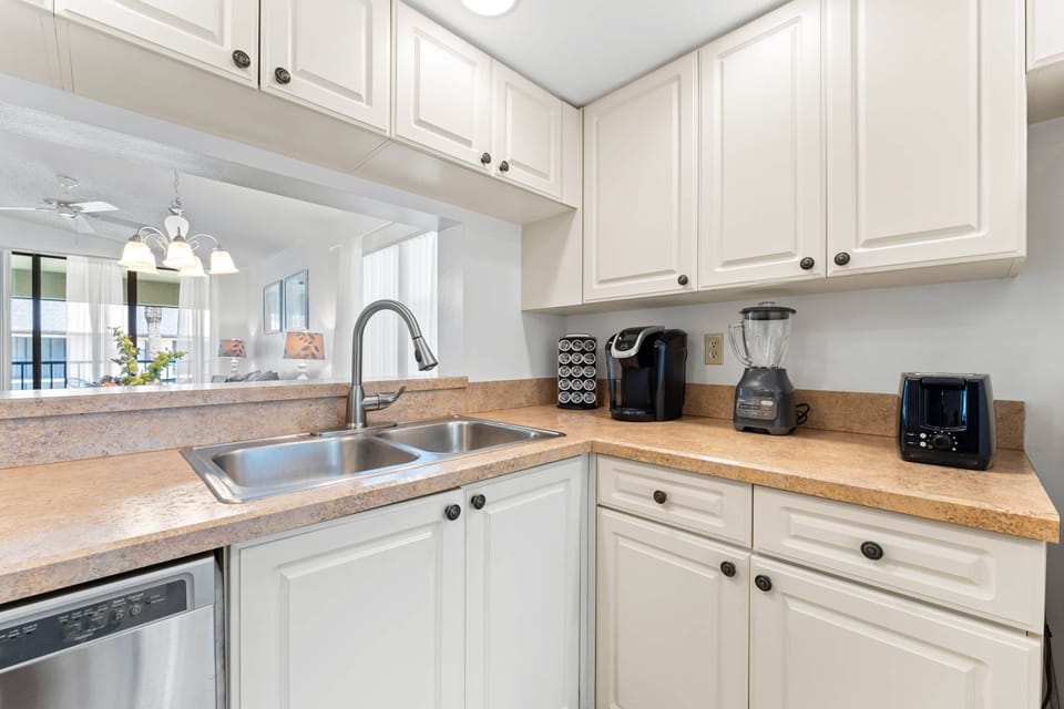 Full kitchen with all major appliances (3)