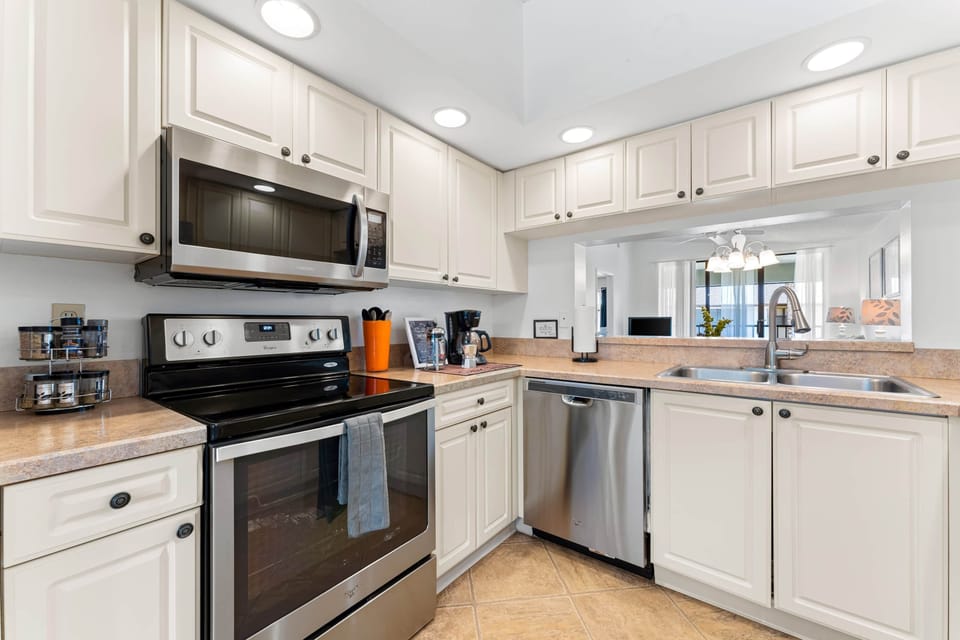Full kitchen with all major appliances (1)