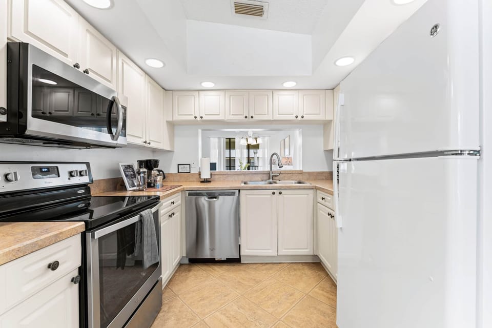 Full kitchen with all major appliances (2)