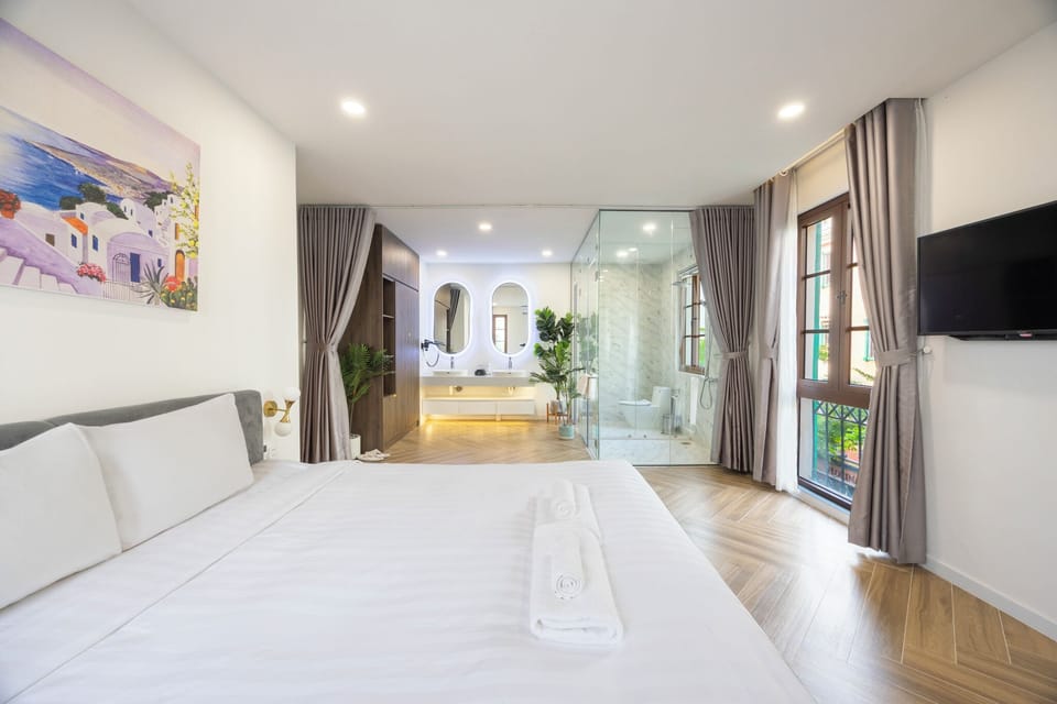 Deluxe Double Room, 1 King Bed, City View | Premium bedding, minibar, individually decorated, individually furnished