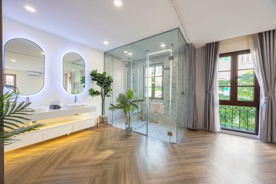 Deluxe Double Room, 1 King Bed, City View | Premium bedding, minibar, individually decorated, individually furnished