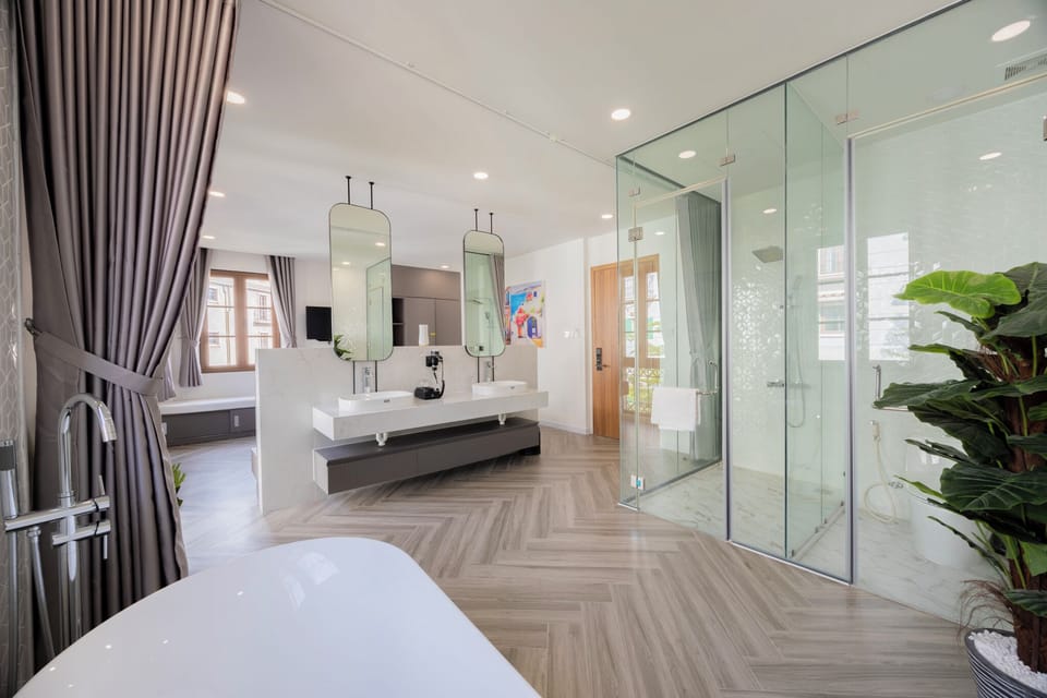Deluxe Double Room, 1 King Bed, Bathtub, City View | Bathroom | Designer toiletries, hair dryer, slippers, bidet