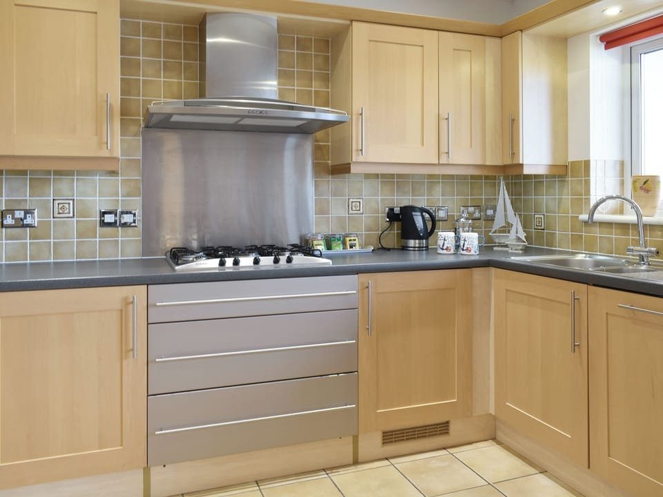 Well-equipped fitted kitchen | Kings Haven, Mount Batten, near Plymouth