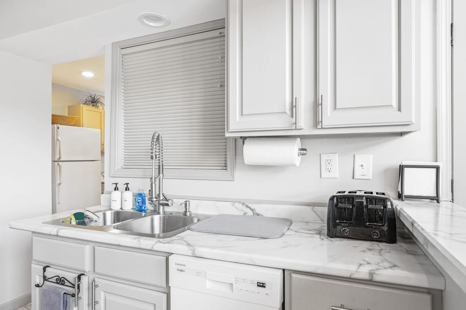 There's great space for the kitchen amenities and meal prep.
