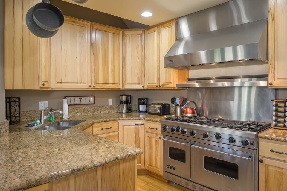 6 burner Viking stove/oven + gourmet kitchen