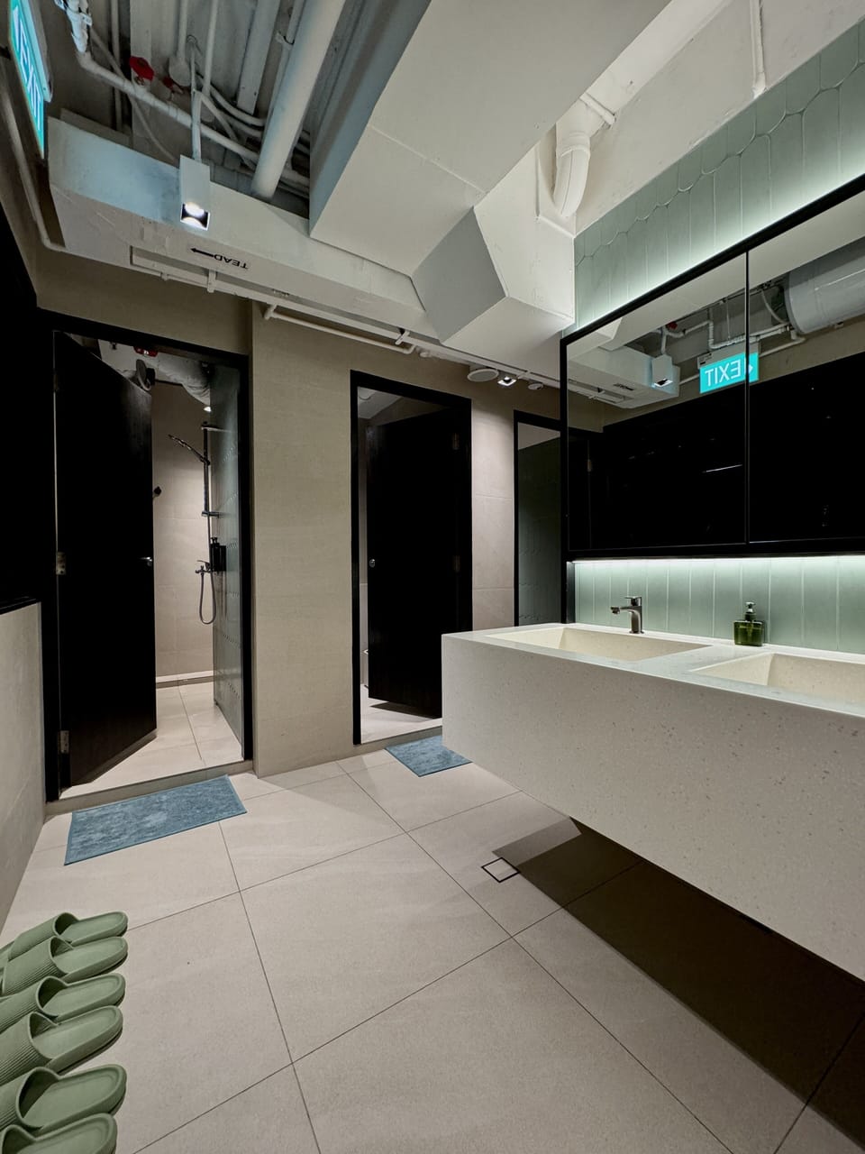 Bathroom sink