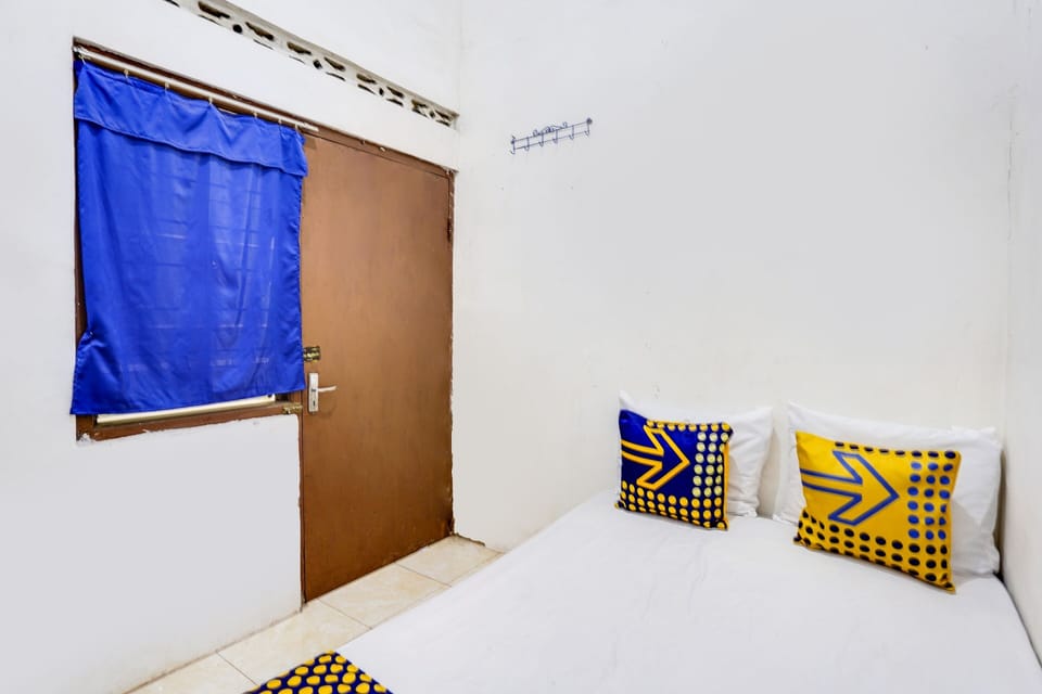 Economy Double Room | Laptop workspace, bed sheets