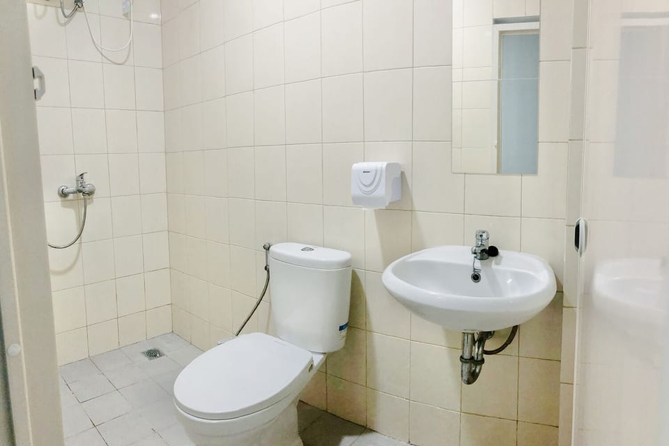 Shower, free toiletries, bidet, towels