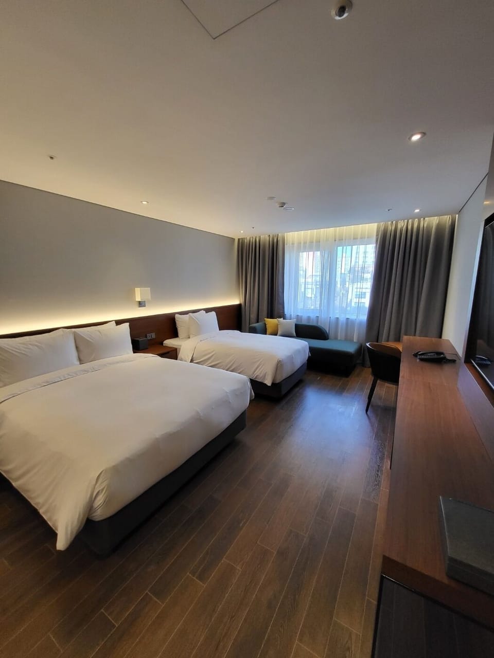 Deluxe Twin Room (Extra person fee applies for 3rd guest) | Desk, soundproofing, iron/ironing board, free WiFi